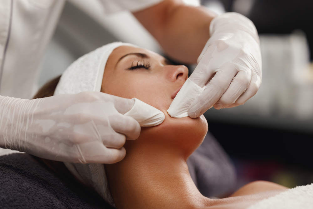 7 Cara Mencerahkan Kulit Wajah dengan Skincare dan Secara Alami