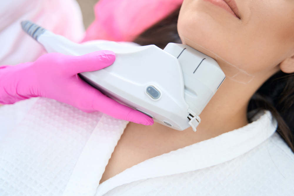 8 Cara Mengencangkan Kulit Wajah dengan Skincare hingga Bantuan Medis